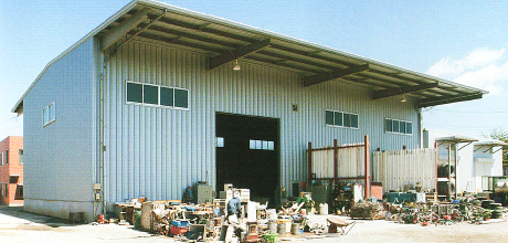 エコ・ステーション・ハラマチの白い大きな倉庫